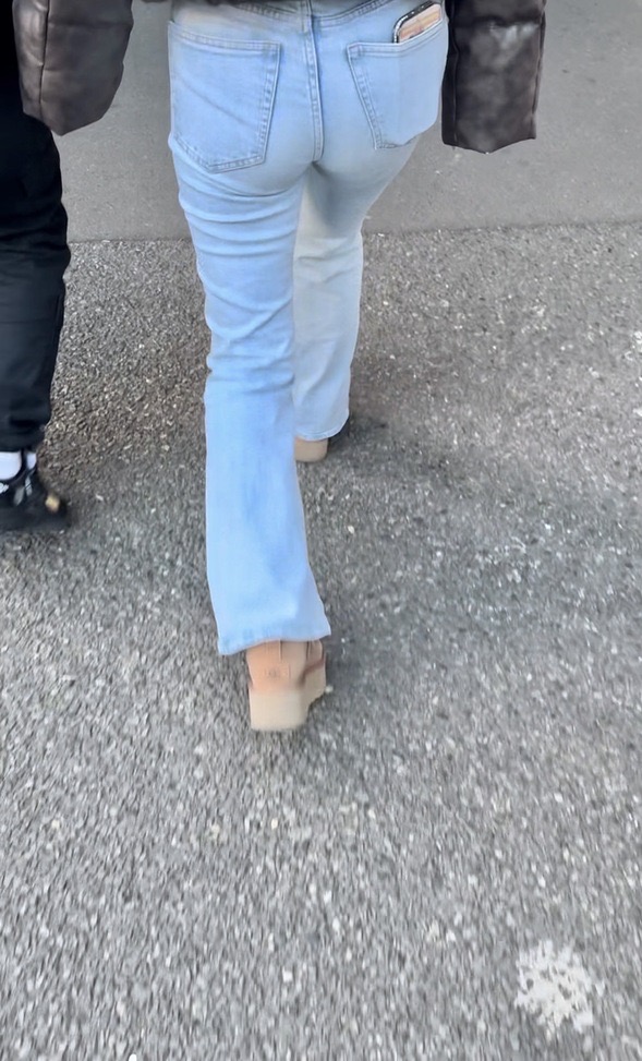 デニム女子コレクションVol.110 美脚美デニム淡いブルーのデニムを履いたOLさんの休日 サンプル4