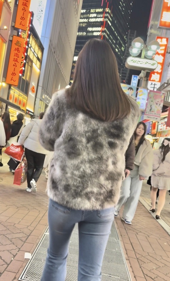 デニム女子コレクションVol.110 美脚美デニム淡いブルーのデニムを履いたOLさんの休日