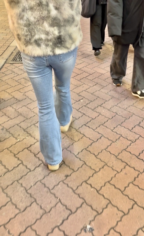 デニム女子コレクションVol.110 美脚美デニム淡いブルーのデニムを履いたOLさんの休日 サンプル1