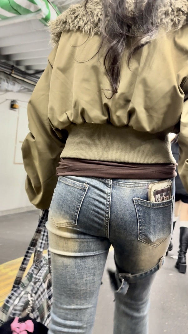 デニム女子コレクションVol.122 ズル引きフレアデニムのお姉さんとプリプリデニム尻のデカ尻お姉さんの２選！